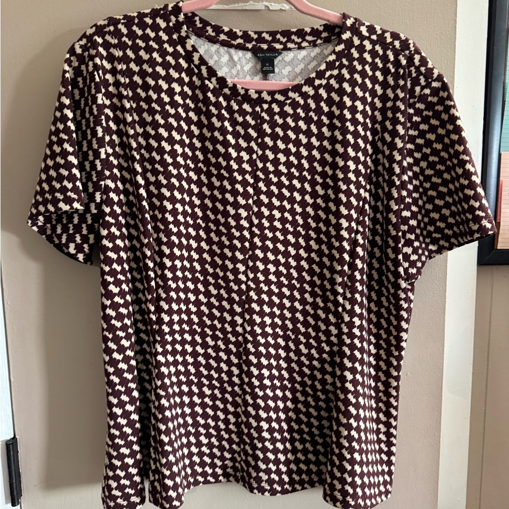 Ann Taylor Black and Cream Geometric Short Sleeve Top
